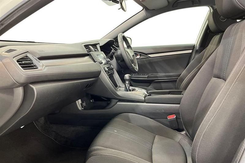 Used Honda Civic SE 129 HP (94 kW) 2017 White Hatchback