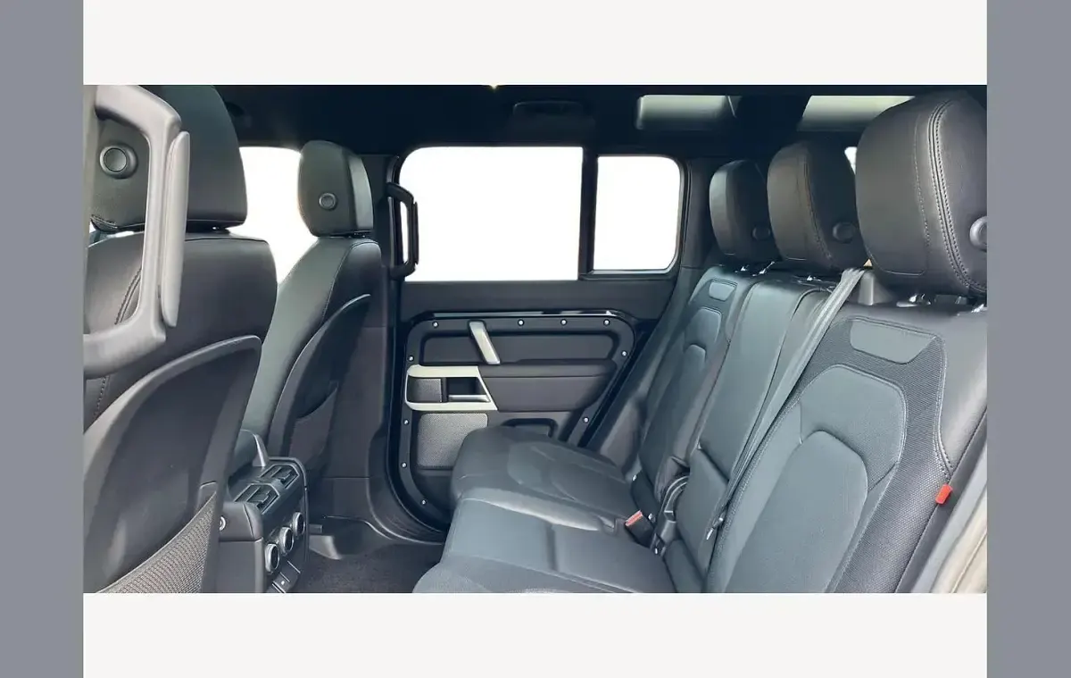 Used Land Rover Defender SE Dynamic 300 HP (220 kW) 2023 Santorini black SUV