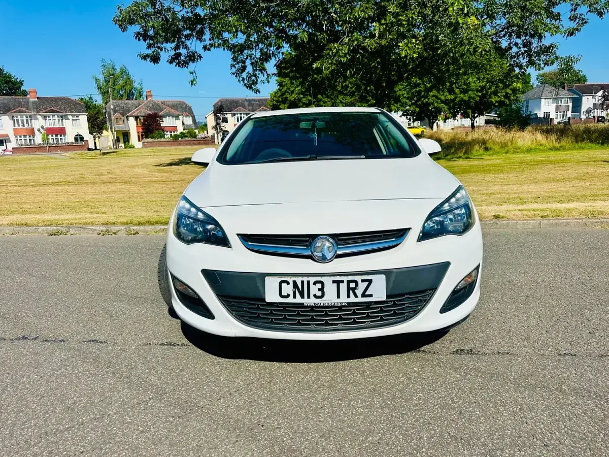 Used Vauxhall Astra 99 HP (72 kW) 2013 White Hatchback