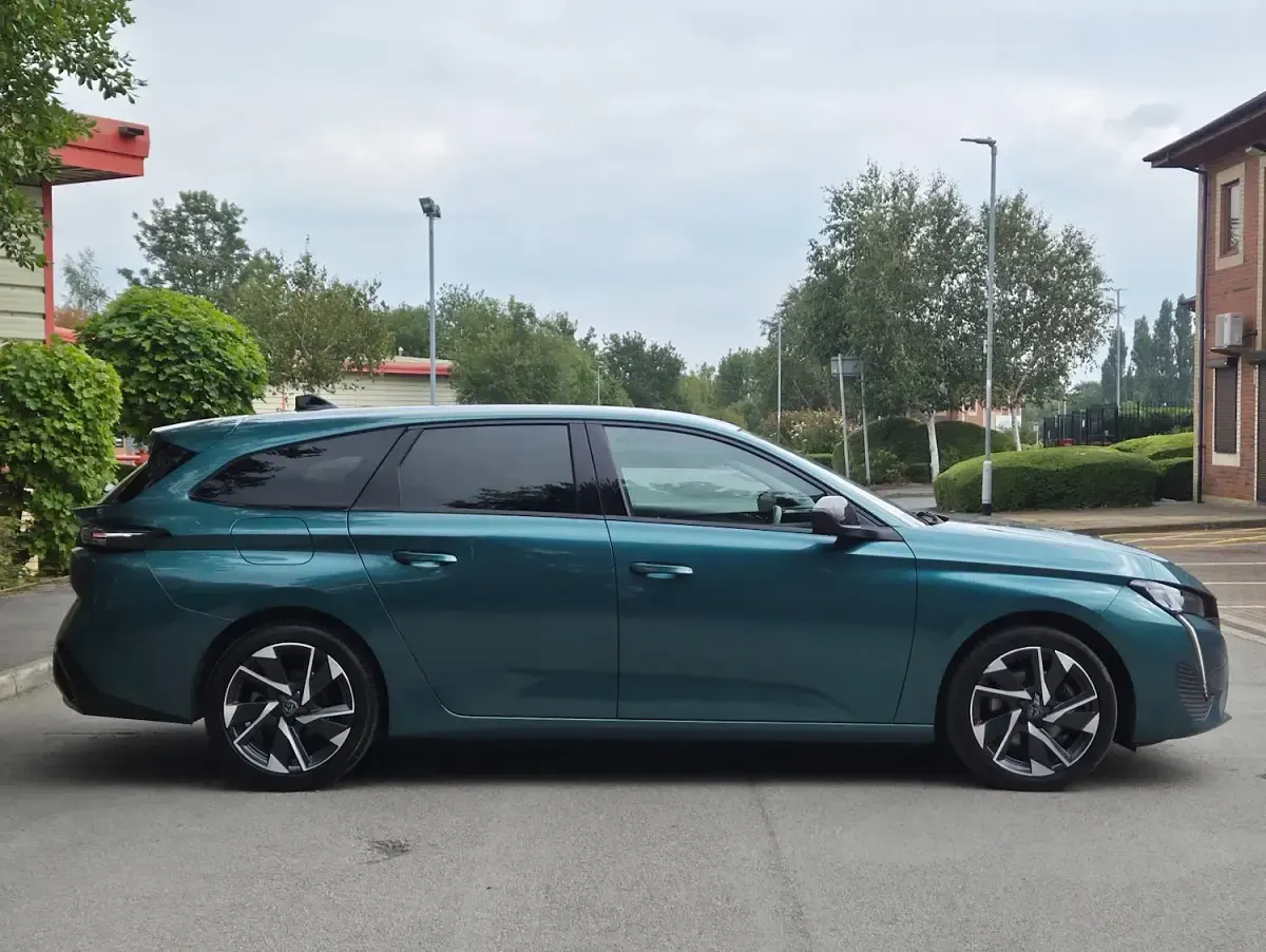 Used Peugeot 308 Allure Premium 130 HP (95 kW) 2023 Blue Estate