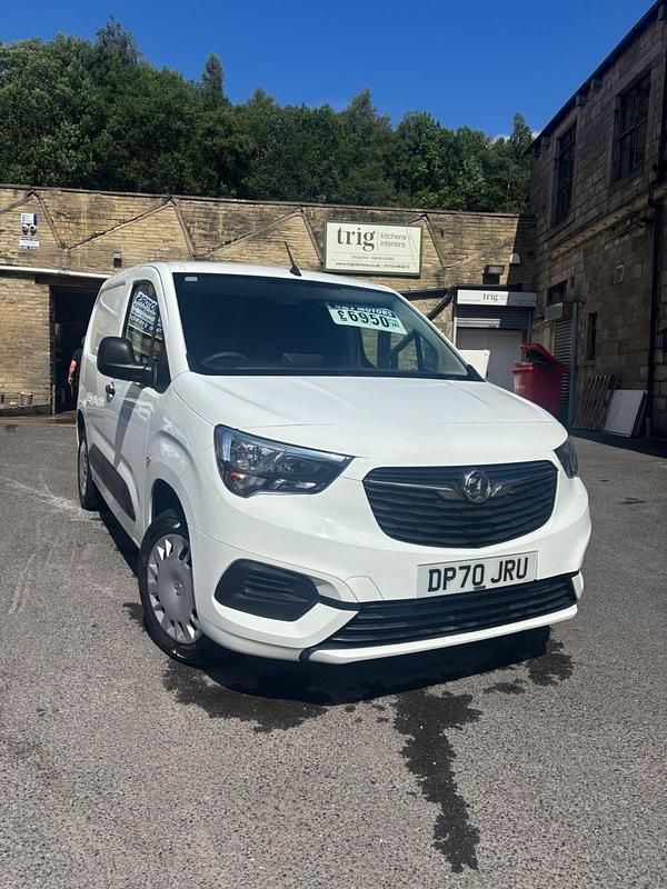 White Used 2020 Vauxhall Combo Sportive MPV | £6,950 (Good price) - Image 1/4