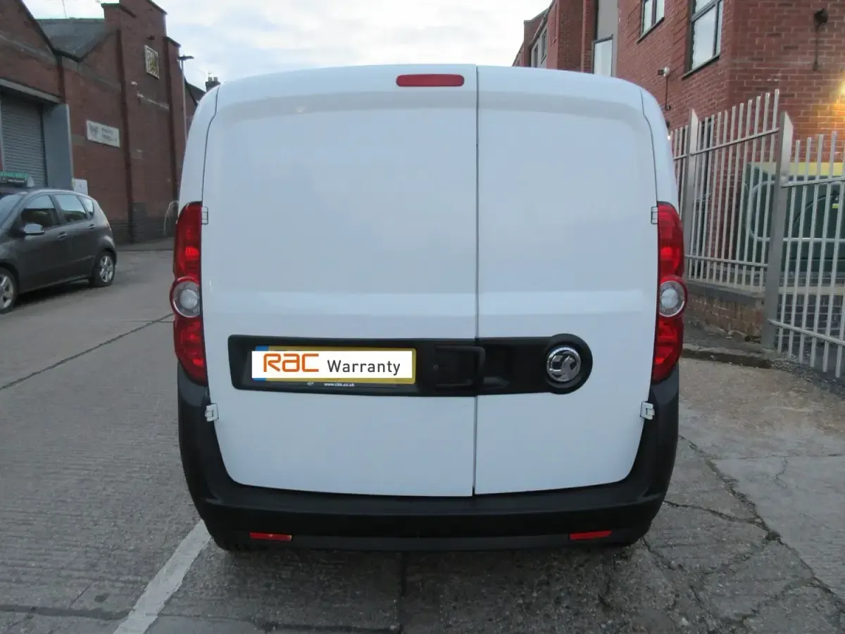 Used Vauxhall Combo 105 HP (77 kW) 2018 White MPV