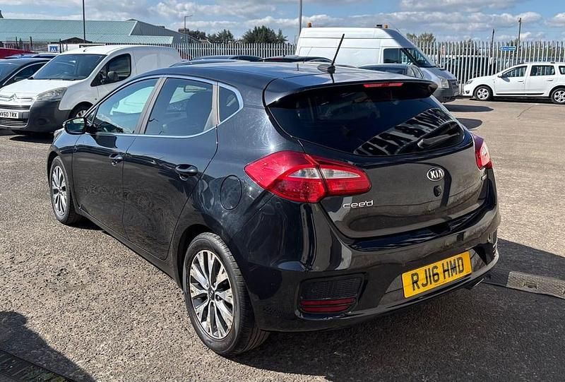 Usado Kia Ceed 134 HP (98 kW) 2016 Preto Citadino