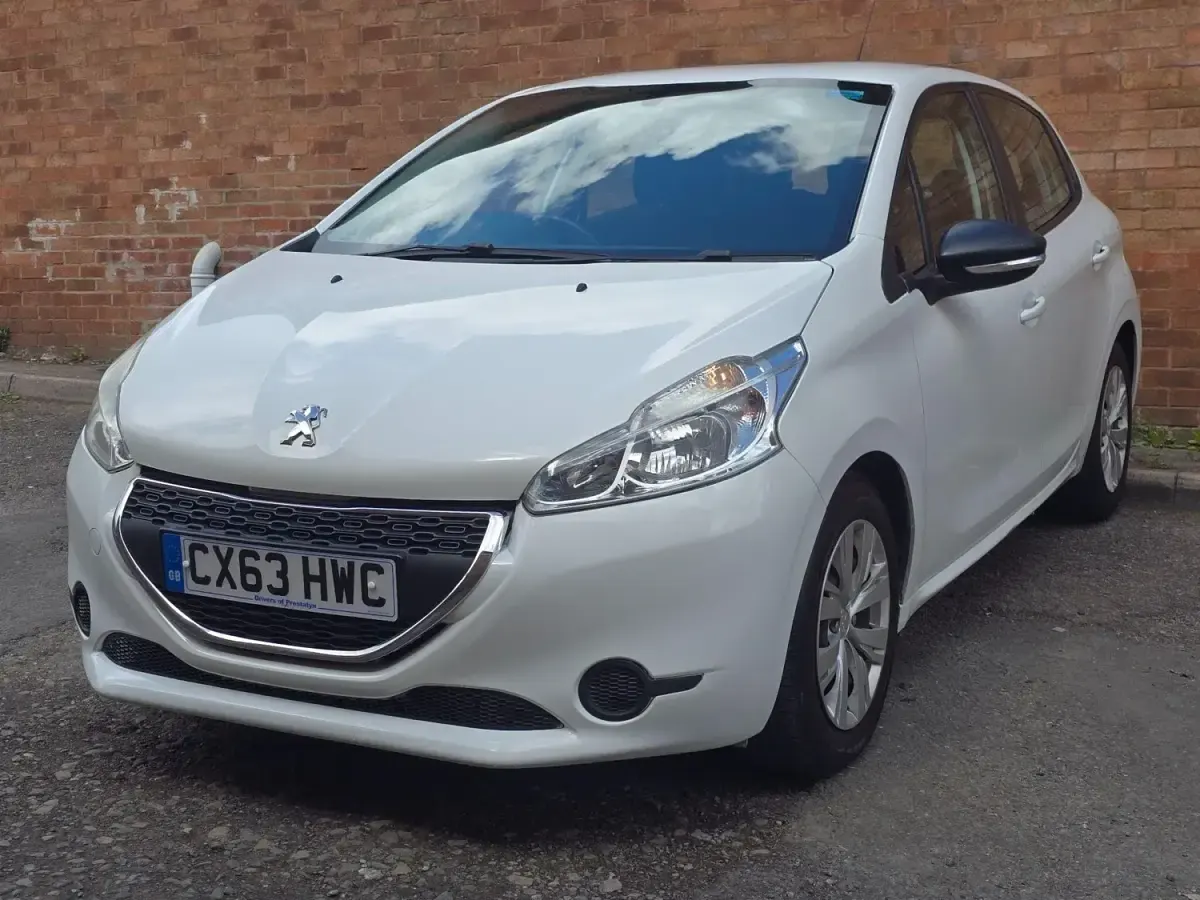 Gebraucht Peugeot 208 Access 82 PS (60 kW) 2013 Weiß Kleinwagen