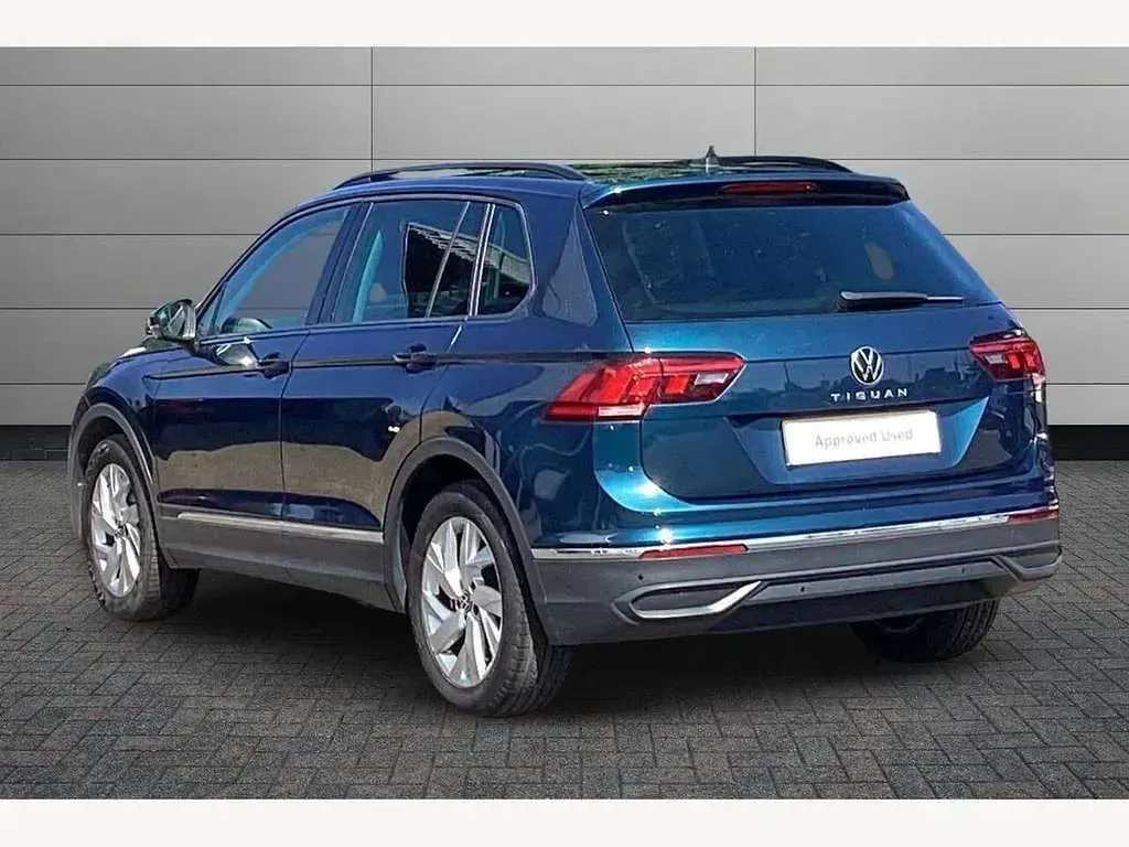 Begagnad VW Tiguan Life 130 HK (95 kW) 2022 Blå SUV