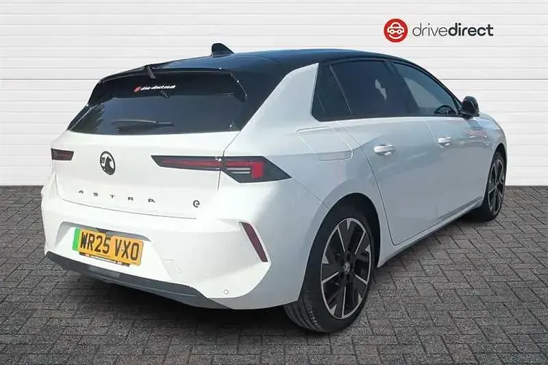 Used Vauxhall Astra Ultimate 114 kW (156 HP) 2025 White Hatchback