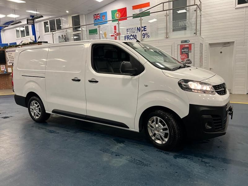 Used Vauxhall Vivaro S 100 HP (73 kW) 2021 White MPV