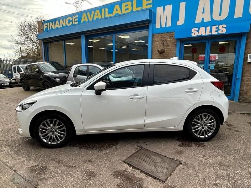 Used Mazda 2 Inclusive 90 HP (66 kW) 2022 White Hatchback