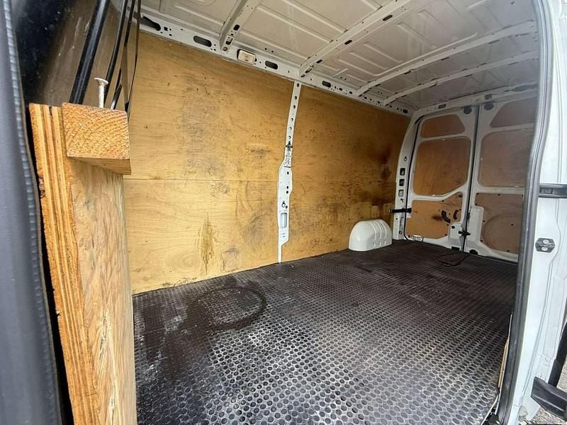 Used Nissan Interstar Tekna 135 HP (99 kW) 2024 White Van