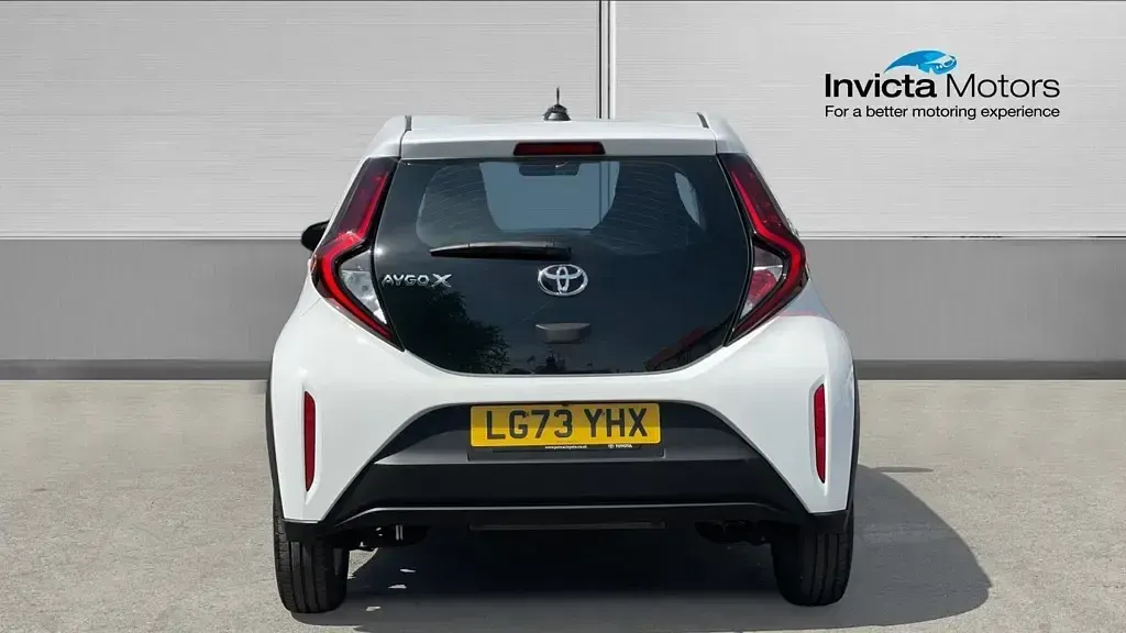 Used Toyota Aygo X PURE 72 HP (52 kW) 2023 White SUV
