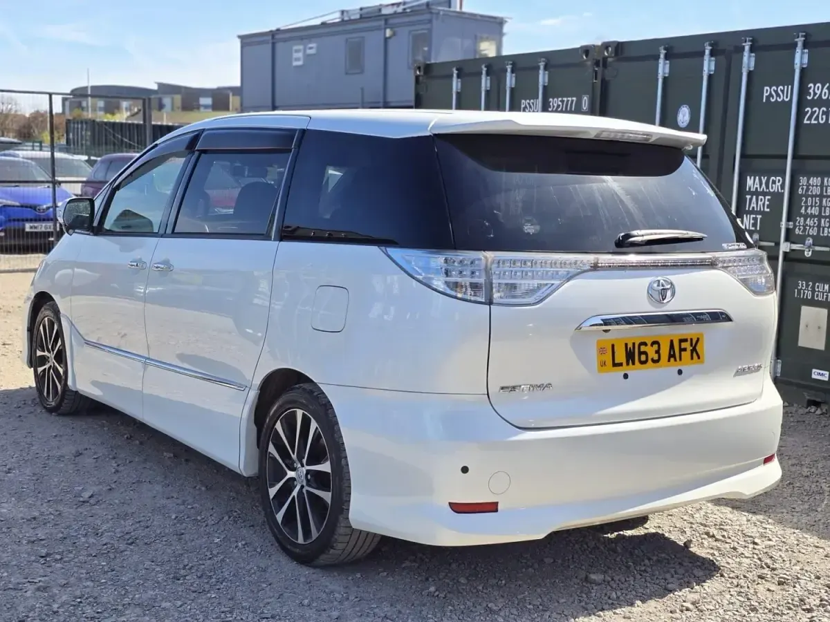 Begagnad Toyota Estima 170 HK (125 kW) 2013 Vit Minibuss