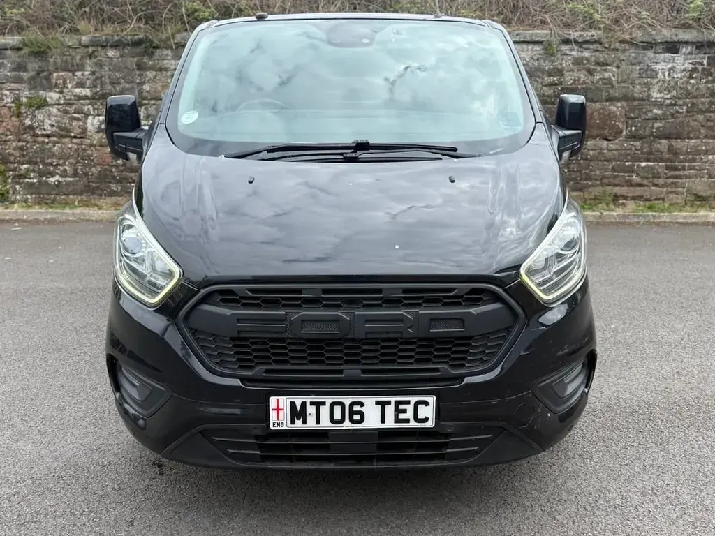 Käytetty Ford Transit Custom Limited 130 HP (95 kW) 2019 Musta Van