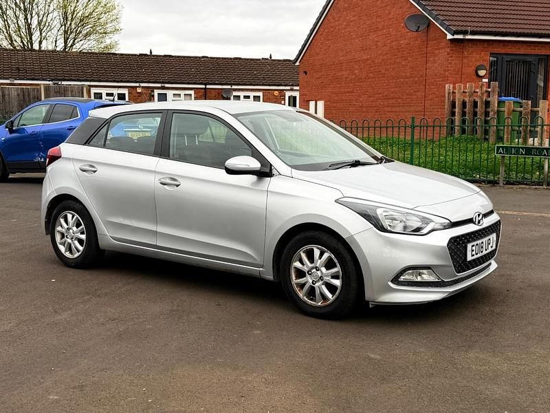 Używany Hyundai i20 SE 84 KM (61 kW) 2018 Srebrny Hatchback