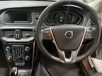 Begagnad Volvo V40 Momentum 122 HK (89 kW) 2019 Silver Halvkombi