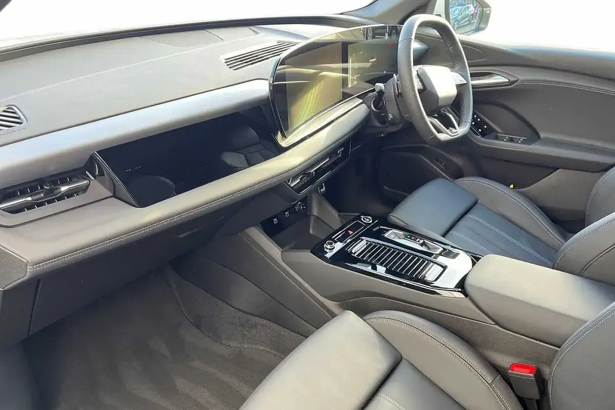 Used Audi Q6 e-tron S-Line 225 kW (306 HP) 2025 Glacier white metallic SUV