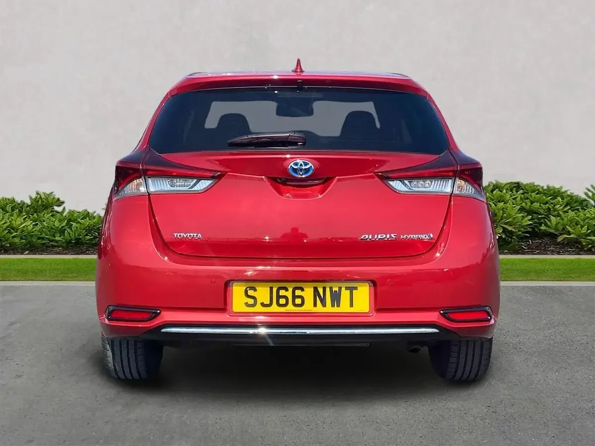Used Toyota Auris Hybrid 2016 Red Hatchback