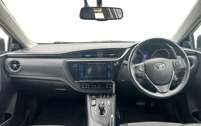 Usado Toyota Auris Hybrid 136 HP (100 kW) 2016 Prateado Citadino