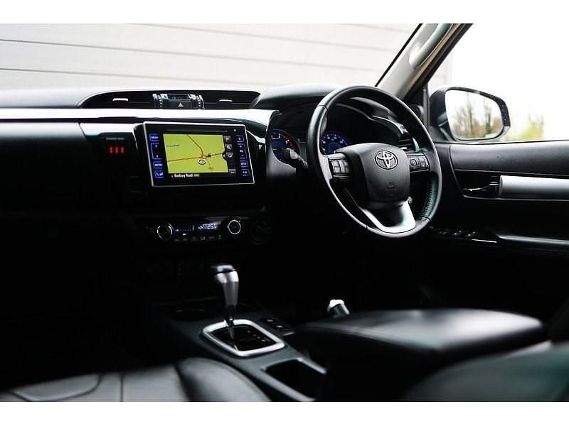 Used Toyota HiLux 150 HP (110 kW) 2016 Black Pickup