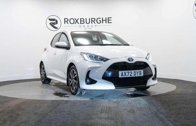 Used Toyota Yaris Hybrid Design 116 HP (85 kW) 2023 White Hatchback
