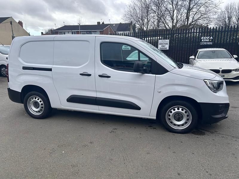 Second-hand Vauxhall Combo 100 CP (73 kW) 2024 Alb Monovolum