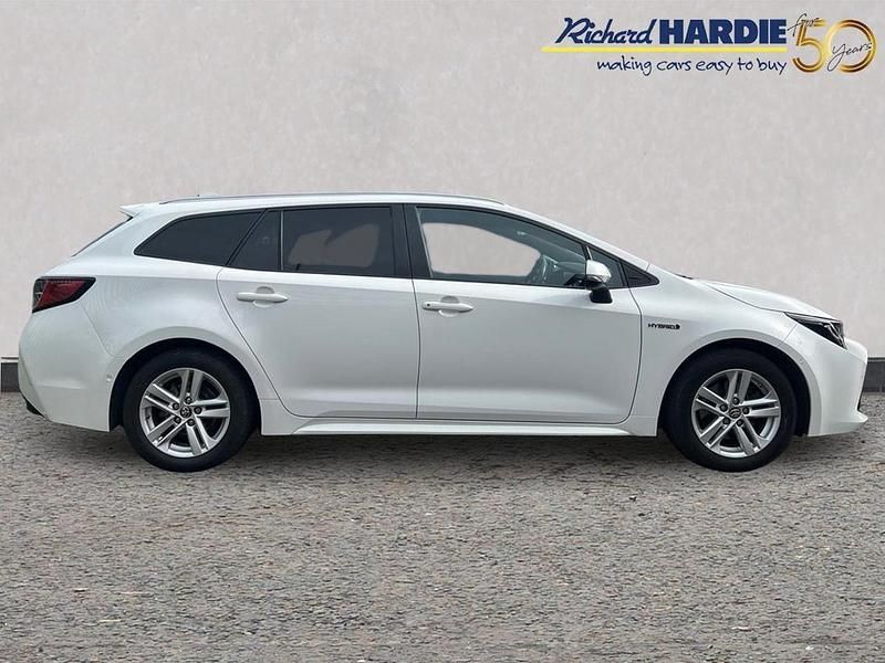 Used Toyota Corolla 181 HP (133 kW) 2020 White Estate