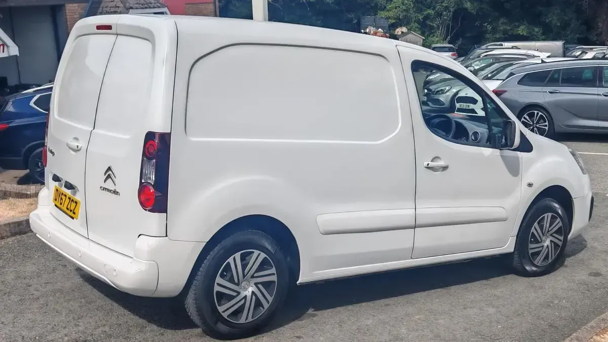 Used Citroën Berlingo 100 HP (73 kW) 2017 White MPV