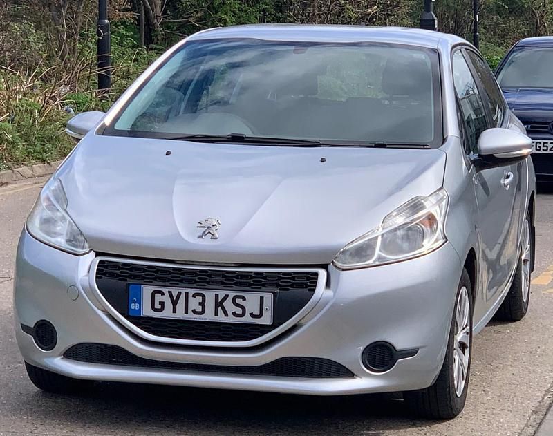 Używany Peugeot 208 Access 82 KM (60 kW) 2013 Srebrny Hatchback