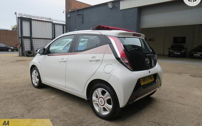 Used Toyota Aygo X-wave 69 HP (50 kW) 2017 White Hatchback