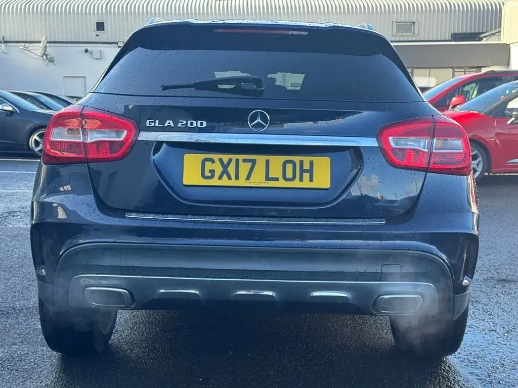 Usado Mercedes GLA200 AMG line 156 HP (114 kW) 2017 Azul SUV