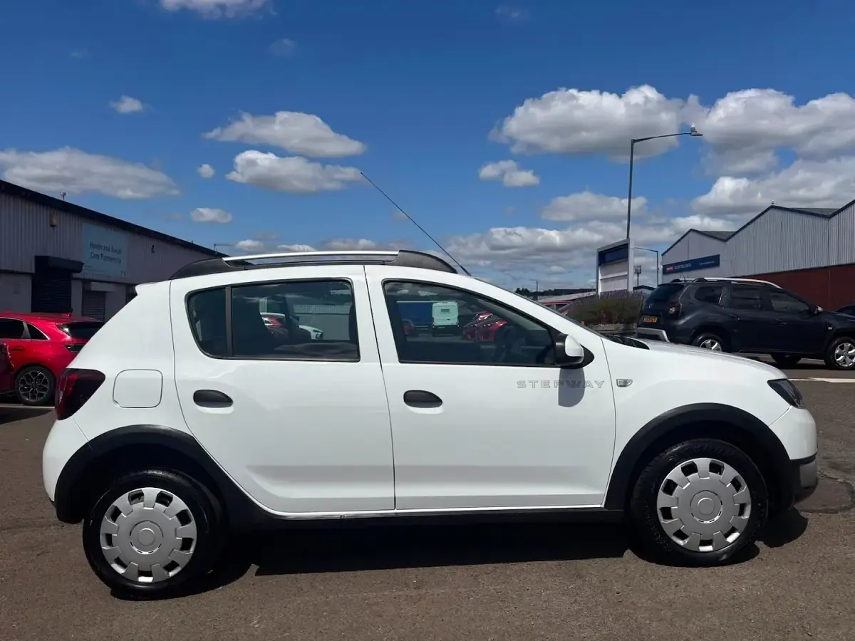 Used Dacia Sandero Lauréate 90 HP (66 kW) 2015 White Hatchback