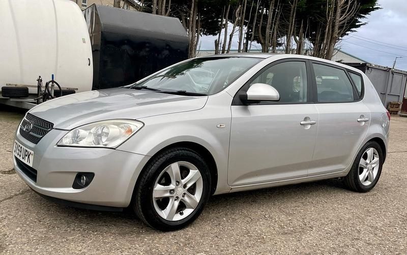 Używany Kia Ceed 103 KM (75 kW) 2009 Srebrny Hatchback