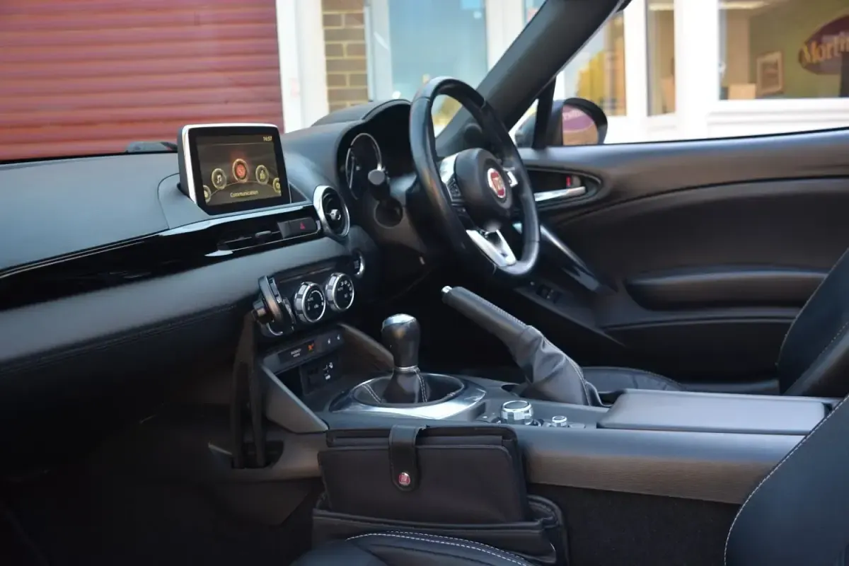 Używany Fiat 124 Spider Lusso Plus 140 KM (102 kW) 2017 Czarny Kabriolet