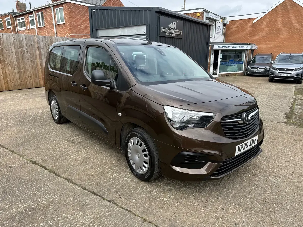 Used Vauxhall Combo Design Edition 110 HP (80 kW) 2020 Brown MPV