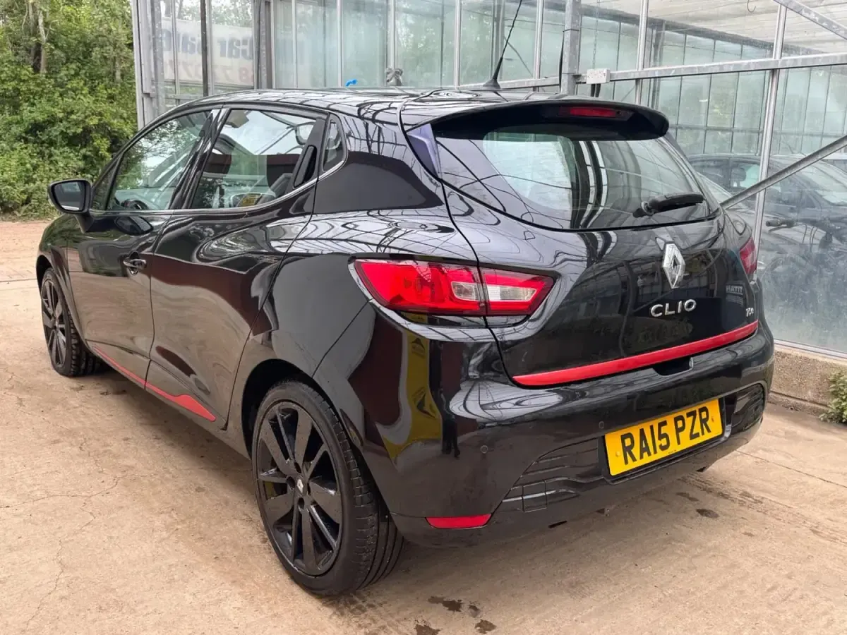 Begagnad Renault Clio IV Dynamique 90 HK (66 kW) 2015 Svart Halvkombi