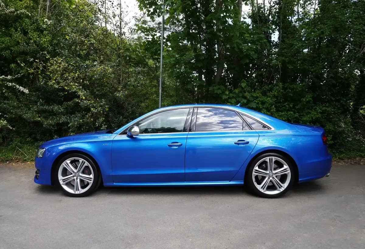 Used Audi S8 Comfort 520 HP (382 kW) 2015 Blue Sedan