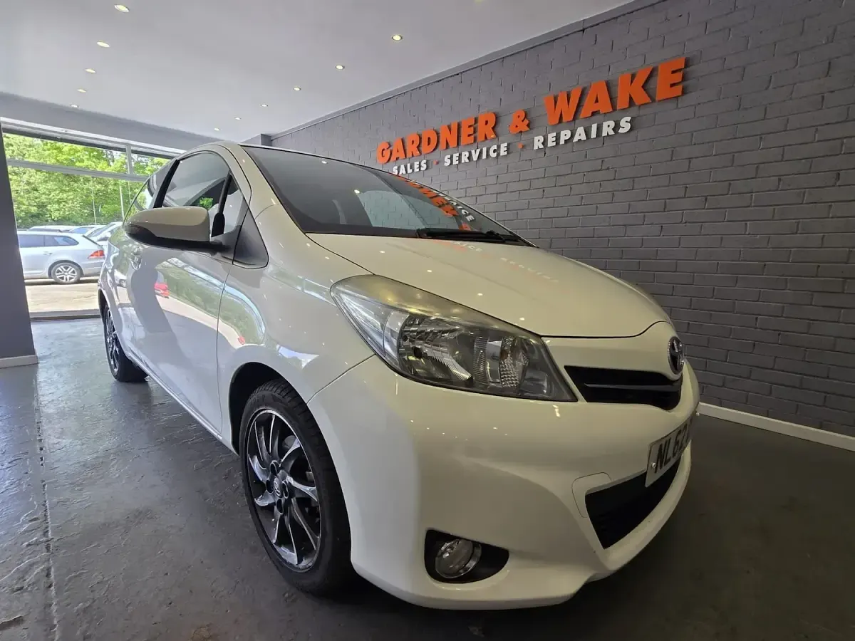 Used Toyota Yaris Trend 101 HP (74 kW) 2012 White Hatchback