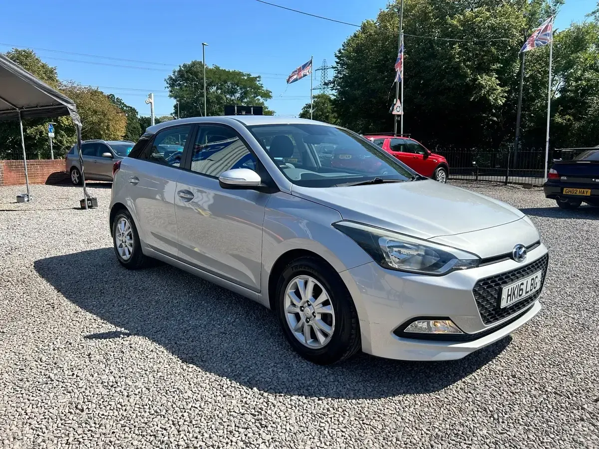 Used Hyundai i20 SE 84 HP (61 kW) 2016 Silver Hatchback