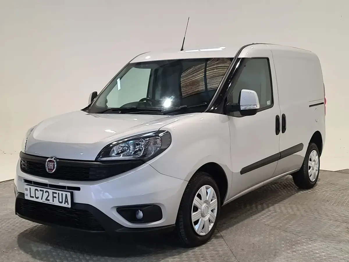 Usado Fiat Doblò 90 CV (66 kW) 2023 Plateado Monovolumen