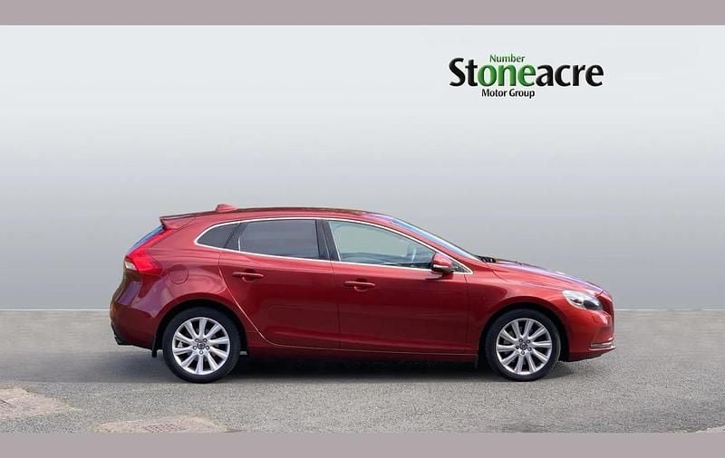 Used Volvo V40 SE Lux 152 HP (111 kW) 2016 Red Hatchback