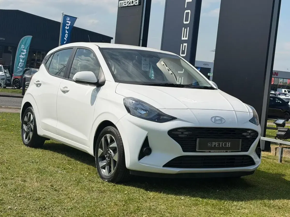 Used Hyundai i10 Advanced 78 HP (57 kW) 2025 White Hatchback