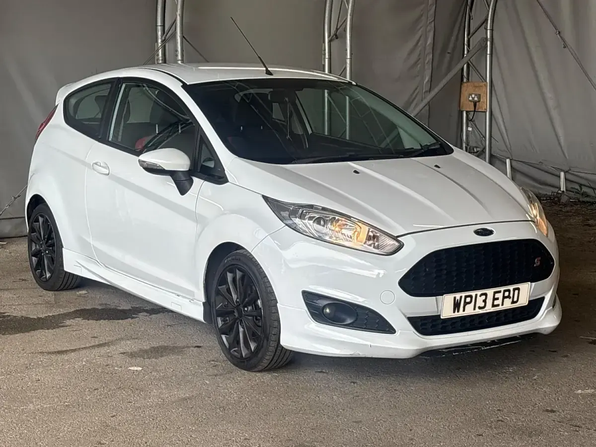 Used Ford Fiesta Zetec 2013 White Hatchback