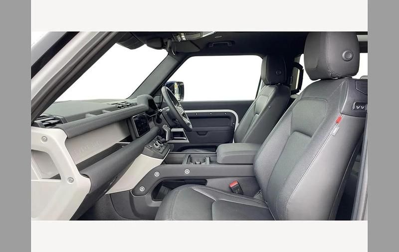 Used Land Rover Defender SE Dynamic 250 HP (183 kW) 2023 White SUV