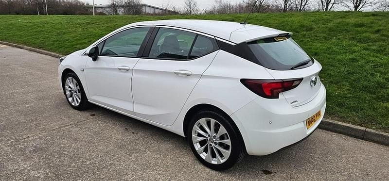 Used Vauxhall Astra Design Edition 2016 White Hatchback