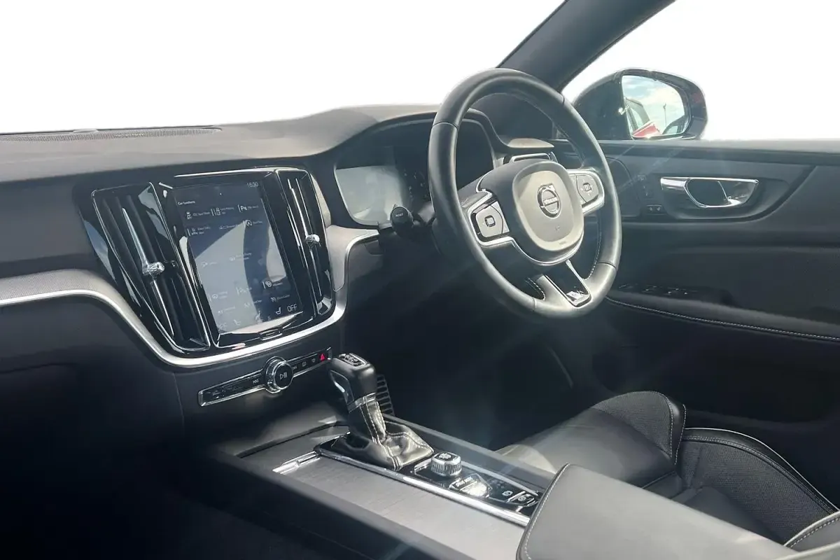 Used Volvo S60 R-Design 250 HP (183 kW) 2019 Red Sedan