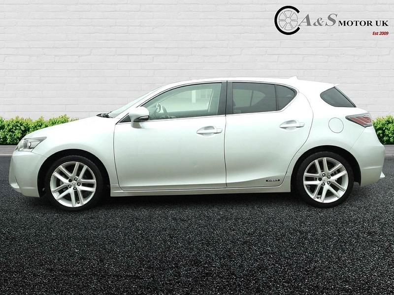 Used Lexus CT200h 134 HP (98 kW) 2014 Silver Hatchback