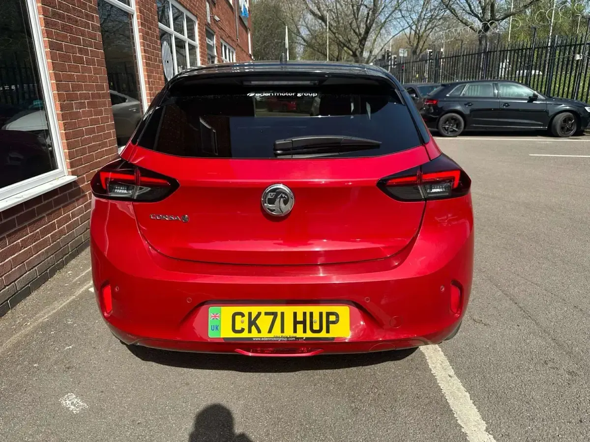 Begagnad Vauxhall Corsa-e Elite 100 kW (136 HK) 2021 Röd Halvkombi