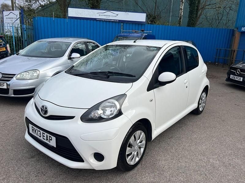 Begagnad Toyota Aygo 68 HK (50 kW) 2013 Vit Halvkombi