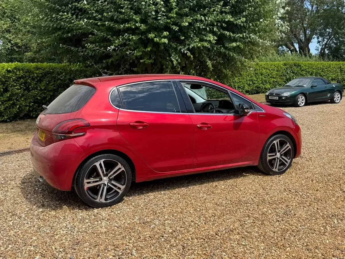 Used Peugeot 208 GT-line 108 HP (79 kW) 2018 Red Hatchback