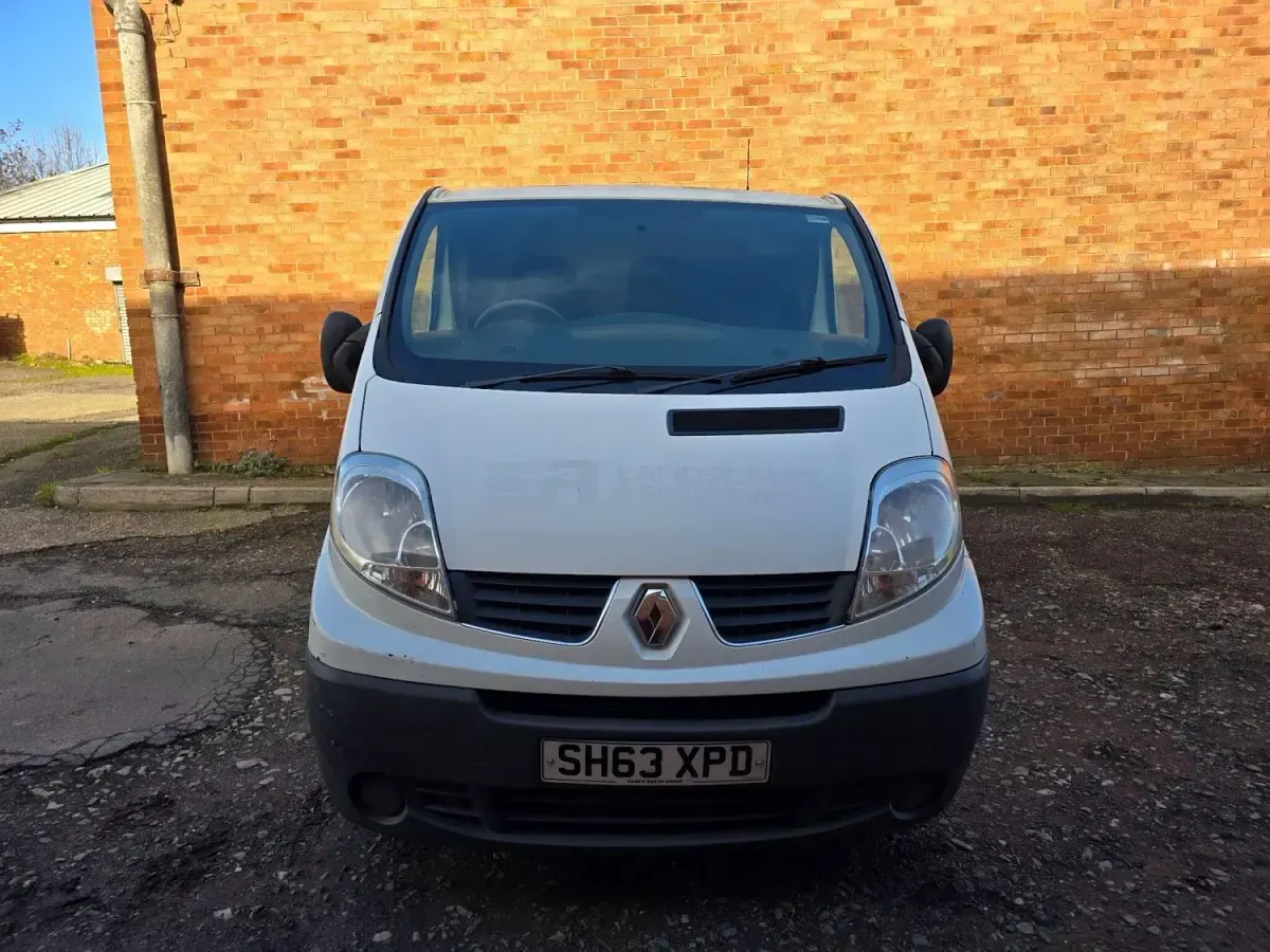 Usado Renault Trafic 115 HP (84 kW) 2013 Branco Monovolume