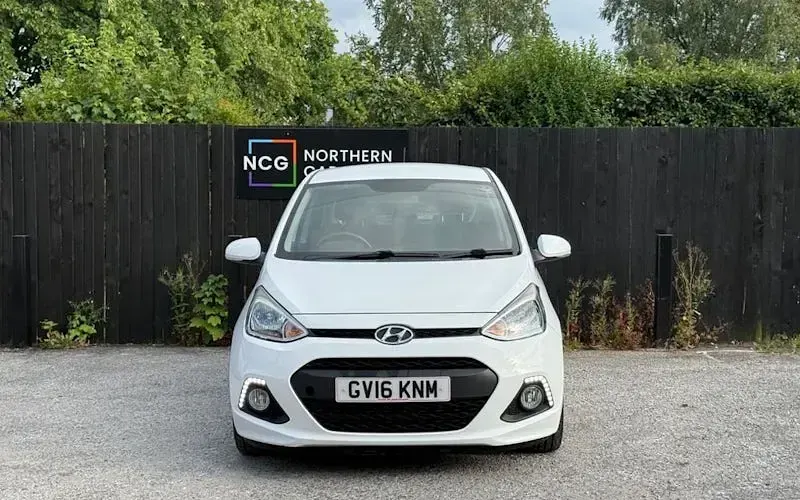 Used Hyundai i10 Premium 66 HP (48 kW) 2015 White Hatchback